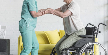 gruas para pacientes: la persona será levantada de la silla de ruedas